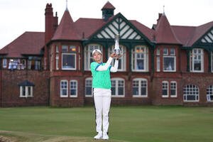 全英女子オープンで優勝しトロフィーを手に笑顔を見せる桑木志帆(AP)