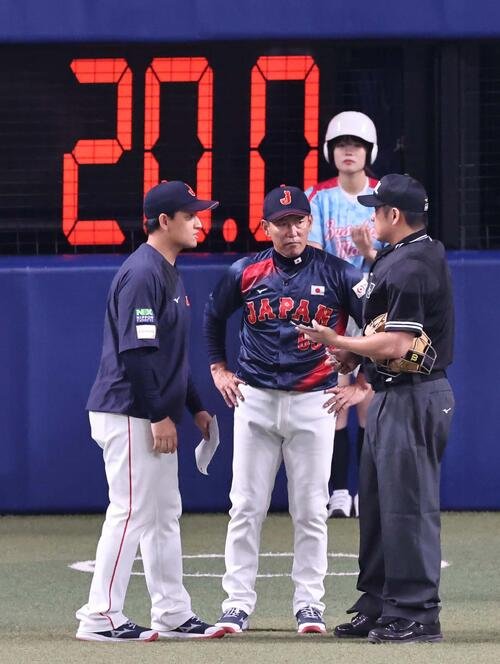 チェコ対日本　ピッチクロックの表示を背に井端監督(中央)は選手交代を告げる(2024年11月撮影)