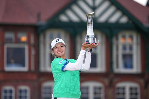 全英女子オープンで優勝しトロフィーを手に笑顔を見せる桑木志帆(AP)