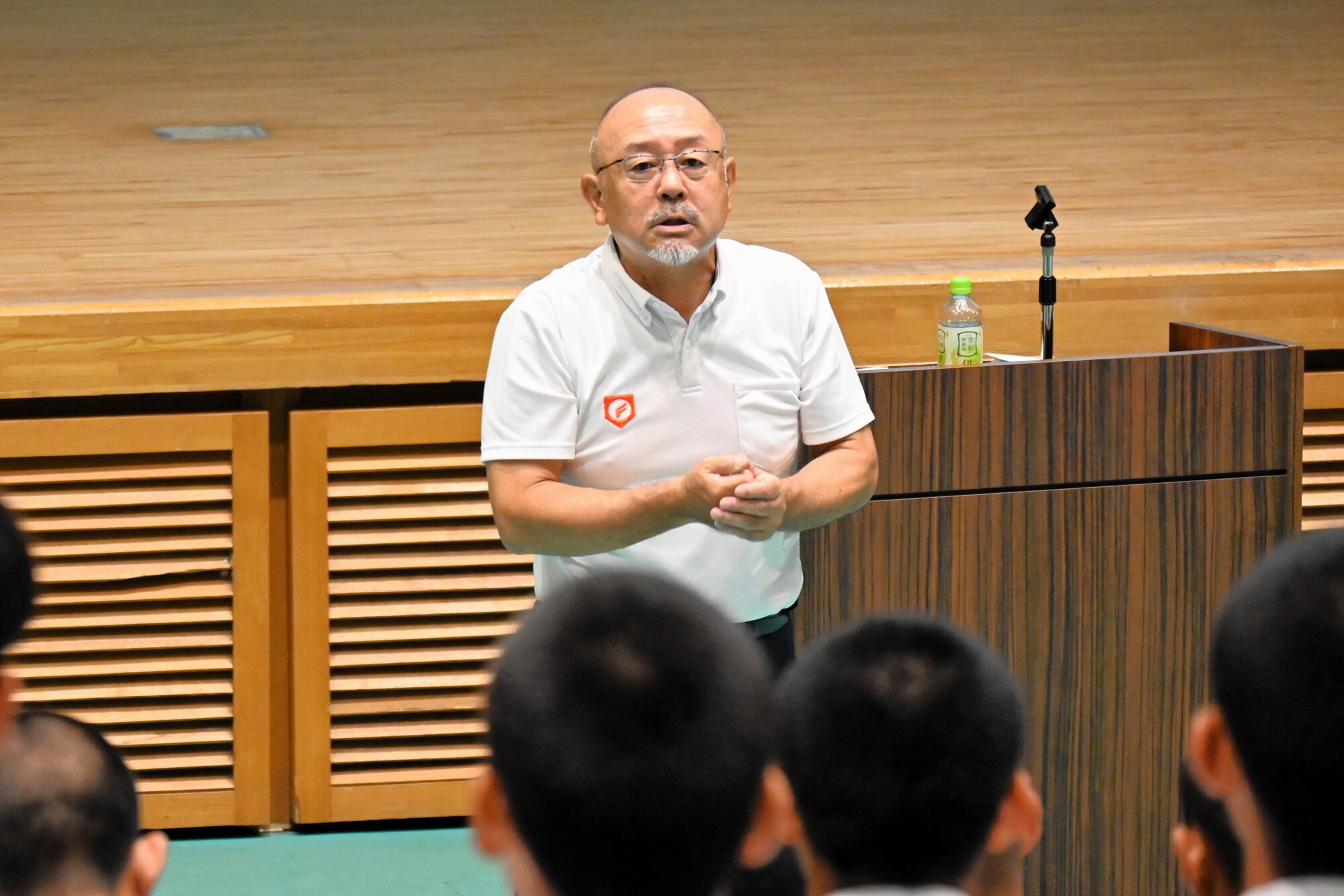 野球部員に語りかける松尾良和さん=2026年7月30日、佐賀市兵庫北3丁目