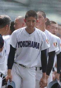 甲子園球場での練習を終えた横浜･織田翔希(手前)ら(撮影･前田充)