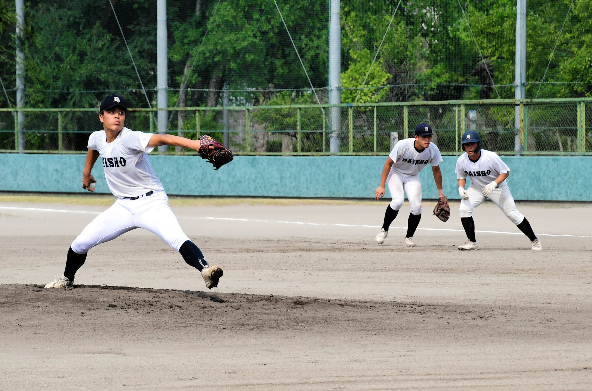 実戦を想定した練習をする大分商の選手たち=兵庫県伊丹市