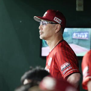 オリックス対楽天　戦況を見守る楽天吉井理人監督(撮影･宮地輝)