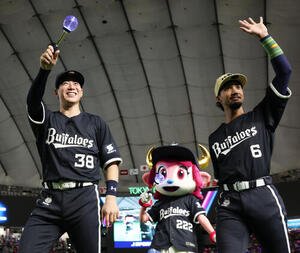 オリックス対楽天　サヨナラ勝利し笑顔のオリックス来田涼斗(左)と宗佑磨(撮影･宮地輝)