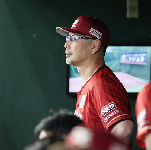 オリックス対楽天　戦況を見守る楽天吉井理人監督(撮影･宮地輝)