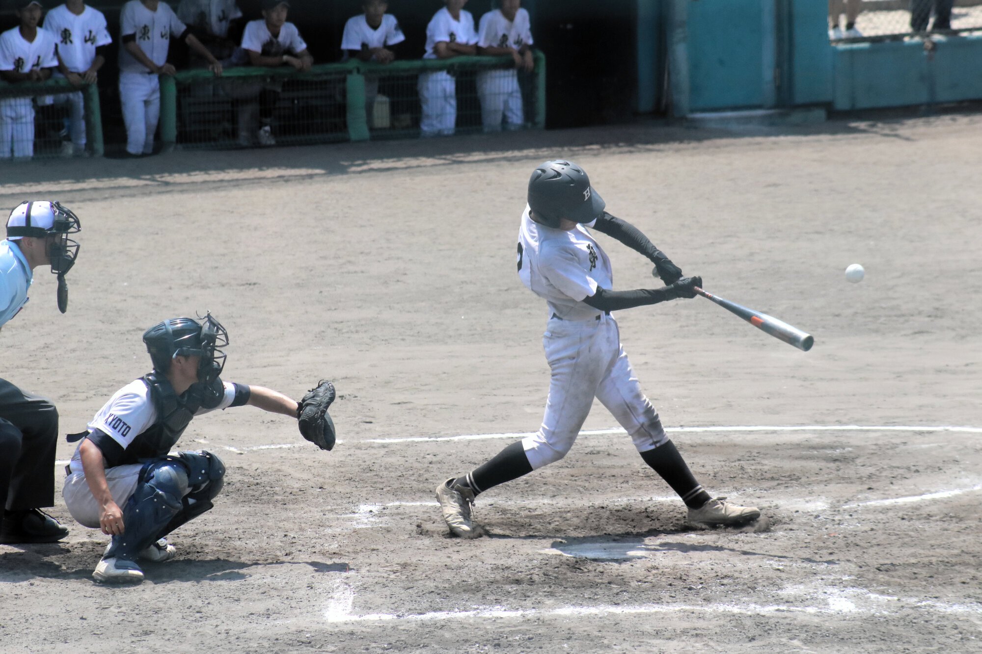 府大会決勝で勝ち越しの2点二塁打を放つ東山の中井=2026年7月28日、太陽が丘、大野宏撮影