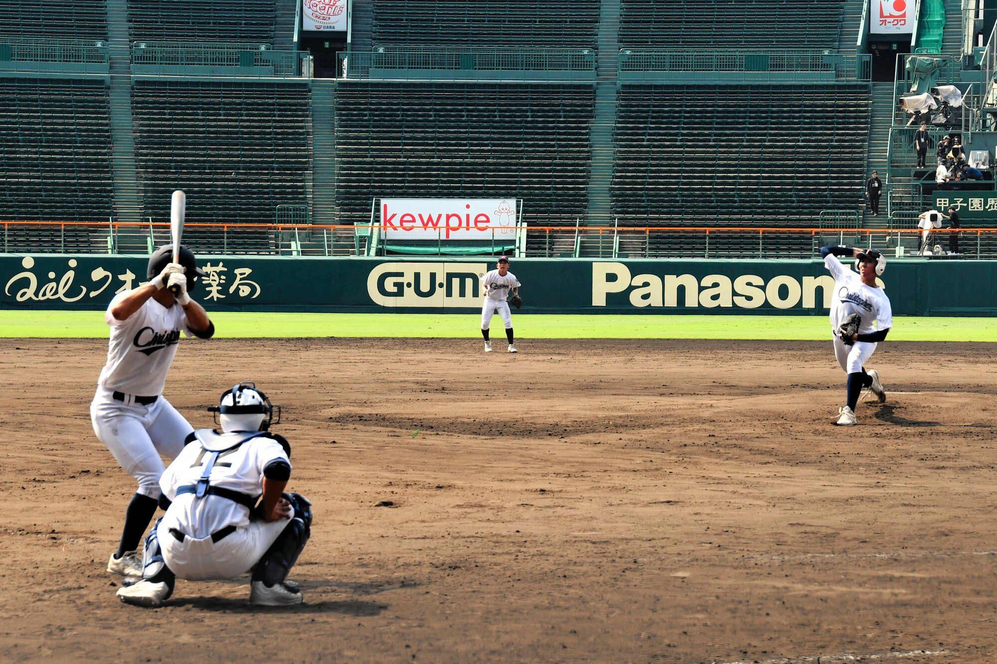 甲子園のグラウンドで実戦形式の練習をする聖隷クリストファーの選手たち=2026年8月3日午前9時29分、兵庫県西宮市の阪神甲子園球場、滝沢貴大撮影