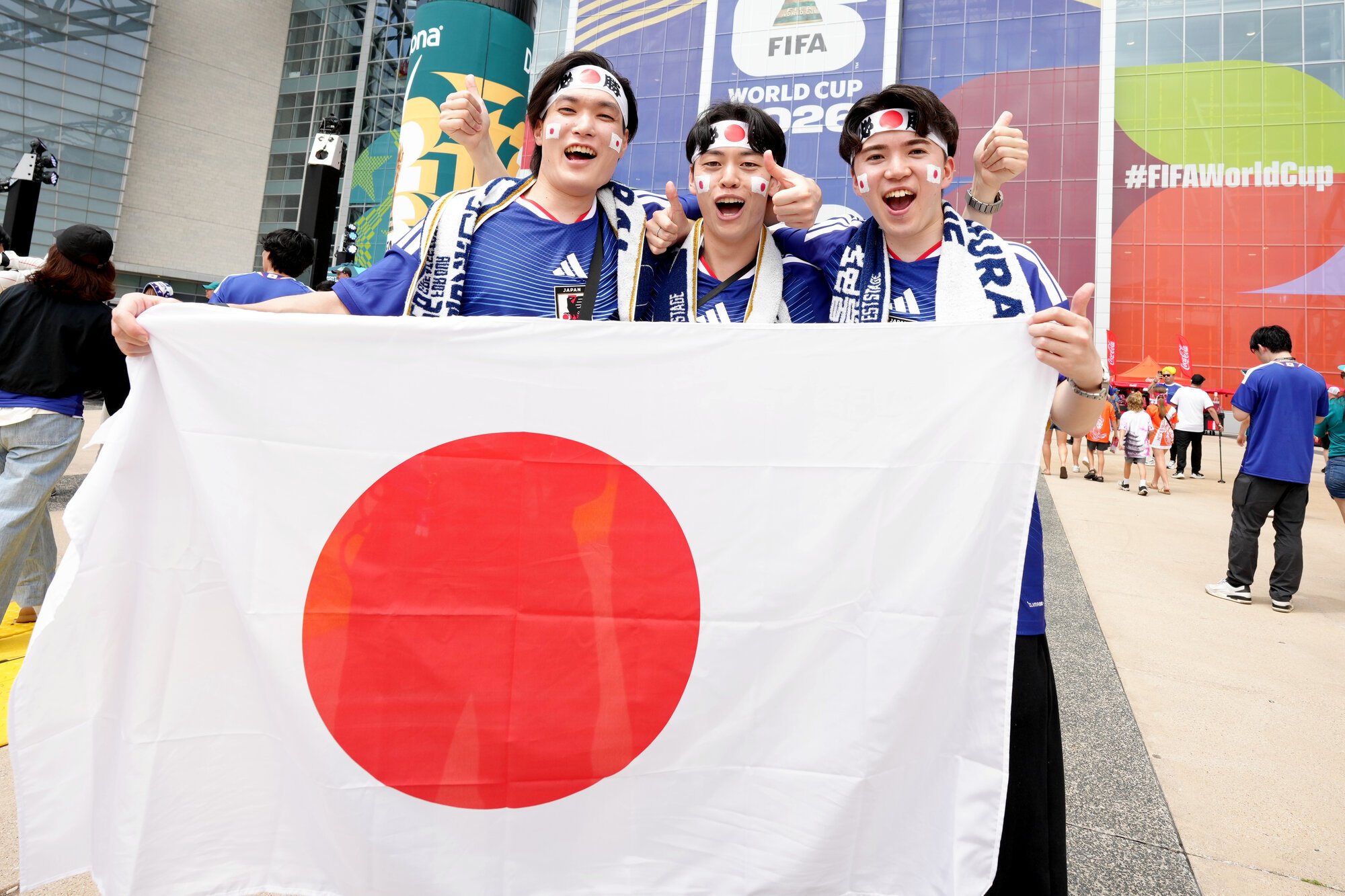サッカーワールドカップ北中米大会　グループF　オランダ―日本　オランダ戦を前にスタジアムの前で盛り上がる日本のサポーター=2026年6月14日、米国･ダラス近郊、西岡臣撮影