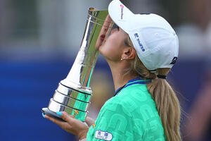 全英女子オープンで優勝しトロフィーにキスをする桑木志帆(AP)