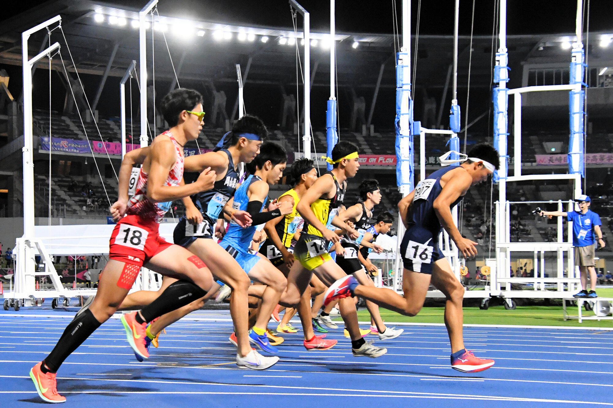 照明がトラックを照らす中、この日の最終種目の1500メートルに臨む男子8種競技の選手たち=2026年7月31日午後10時21分、滋賀県彦根市