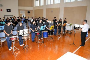 合同で応援曲の練習をする鳴門と鳴門渦潮の吹奏楽部員ら=2026年8月4日午後2時21分、徳島県鳴門市撫養町斎田、吉田博行撮影