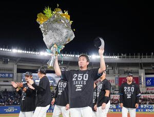 ロッテ対西武　通算250セーブを達成したロッテ益田直也は声援に応える(撮影･鈴木みどり)