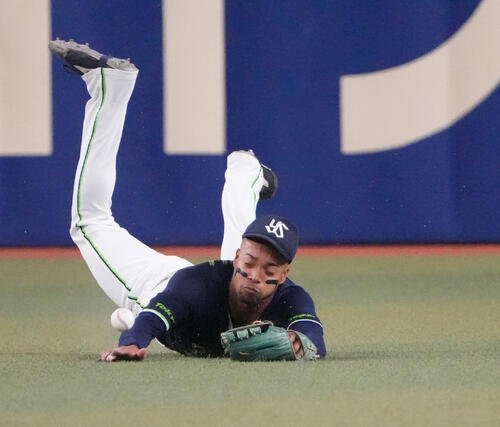 中日対ヤクルト　8回裏中日1死一塁、細川成也の打球にダイビングキャッチを試みるも捕球できない日隈モンテル(撮影･森本幸一)