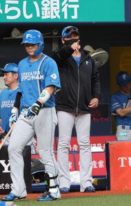 ソフトバンク対日本ハム　7回表日本ハム無死一塁、安打で出塁した清宮に代走を送る新庄剛志監督(撮影･西尾就之)