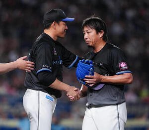 ロッテ対西武　通算250セーブを達成したロッテ益田直也(右)はサブロー監督と握手(撮影･鈴木みどり)