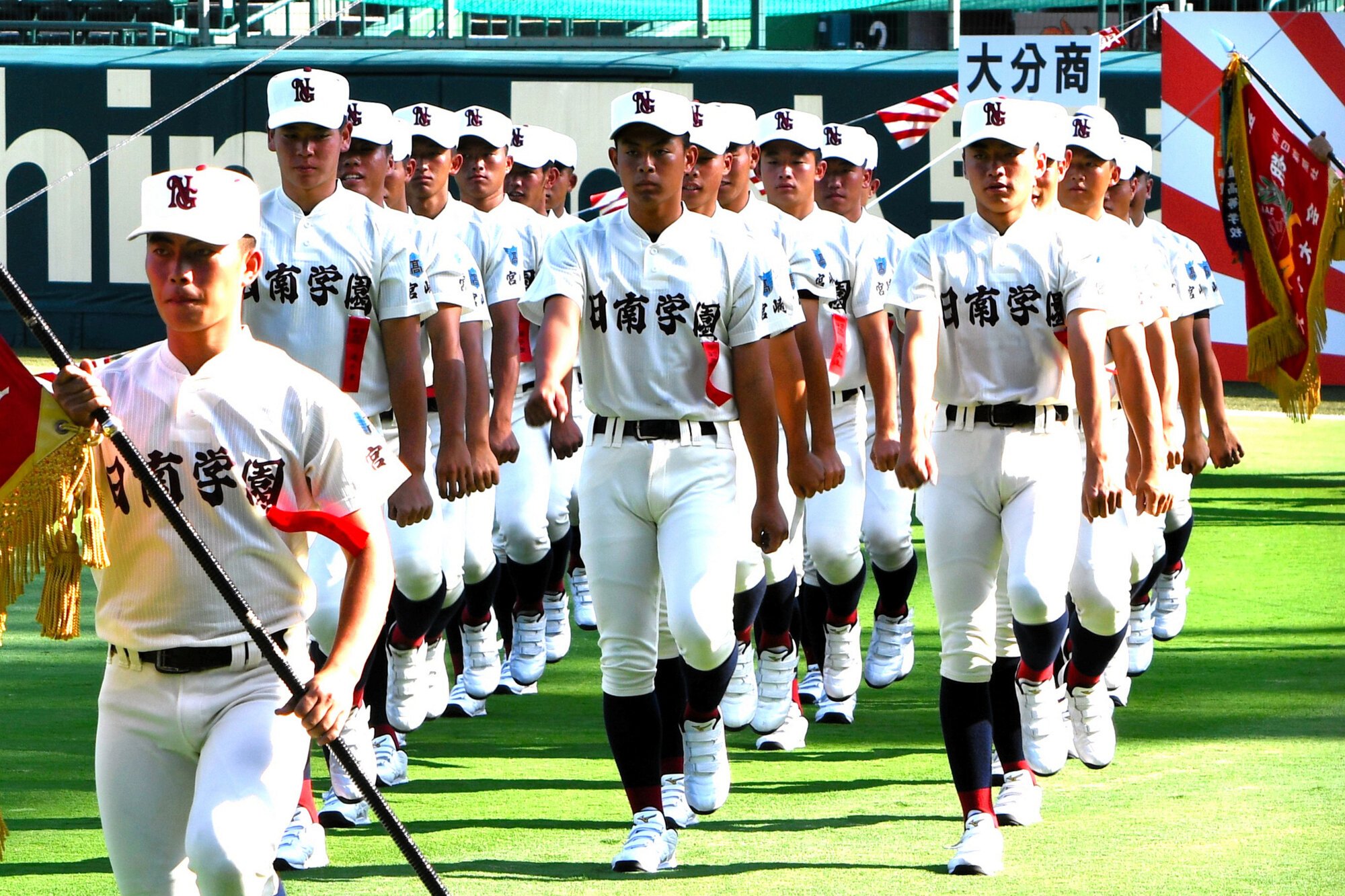 開会式のリハーサルで入場行進する日南学園の選手たち=2026年8月4日、阪神甲子園球場