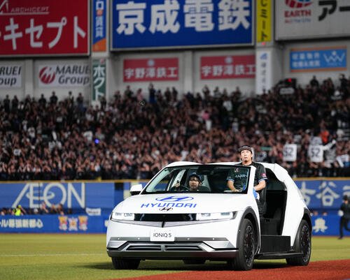 ロッテ対西武　リリーフカーに乗って9回表のマウンドに向かうロッテ益田直也(撮影･鈴木みどり)