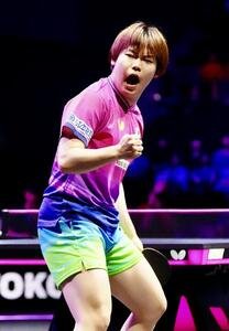 男子シングルス1回戦　第1ゲームを中国の周啓豪から奪い、ガッツポーズを見せる松島輝空(撮影･江口和貴)
