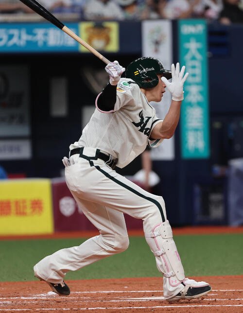 ソフトバンク対日本ハム　2回裏ソフトバンク1死、柳田悠岐は安打を放つ(撮影･西尾就之)