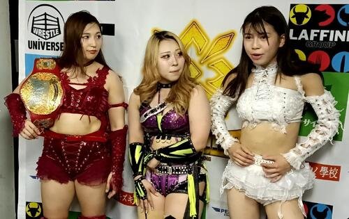 メインイベントで勝利した(左から)青野未来、山崎裕花、心希
