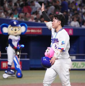 中日対ヤクルト　試合終了、スタンドの声援に応える村松開人(撮影･森本幸一)