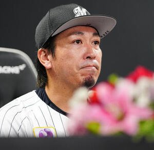 ロッテ対西武　通算250セーブを達成したロッテ益田直也は会見で涙ぐむ(撮影･鈴木みどり)