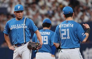 ソフトバンク対日本ハム　4回裏ソフトバンク1死満塁、伊藤大海はピンチを迎え清宮幸太郎から声を掛けられる(撮影･西尾就之)