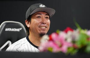 ロッテ対西武　通算250セーブを達成したロッテ益田直也は会見で笑顔(撮影･鈴木みどり)