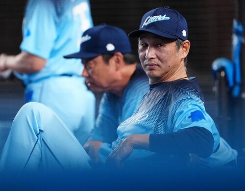 ロッテ対西武　ベンチで浮かない表情の西武西口文也監督(撮影･鈴木みどり)