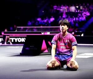 男子シングルス1回戦で宇田幸矢に勝利し、座り込む篠塚大登(撮影･江口和貴)