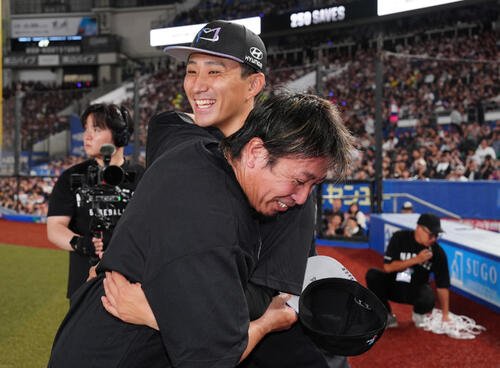 ロッテ対西武　通算250セーブを達成したロッテ益田直也(手前)は小島和哉とハグ(撮影･鈴木みどり)