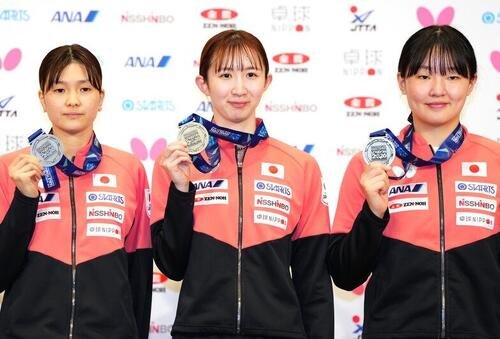 左から橋本帆乃香、早田ひな、張本美和(2026年5月撮影)