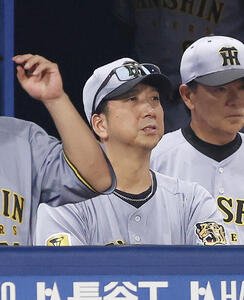 DeNA対阪神　7回表、戦況を見守る藤川球児監督(撮影･河田真司)