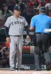 広島対巨人　12回表終了時、投手交代を告げる橋上秀樹監督代行(撮影･加藤孝規)