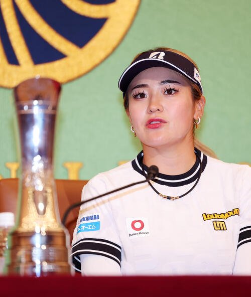日本記者クラブで会見に臨む桑木志帆(撮影･鈴木正人)