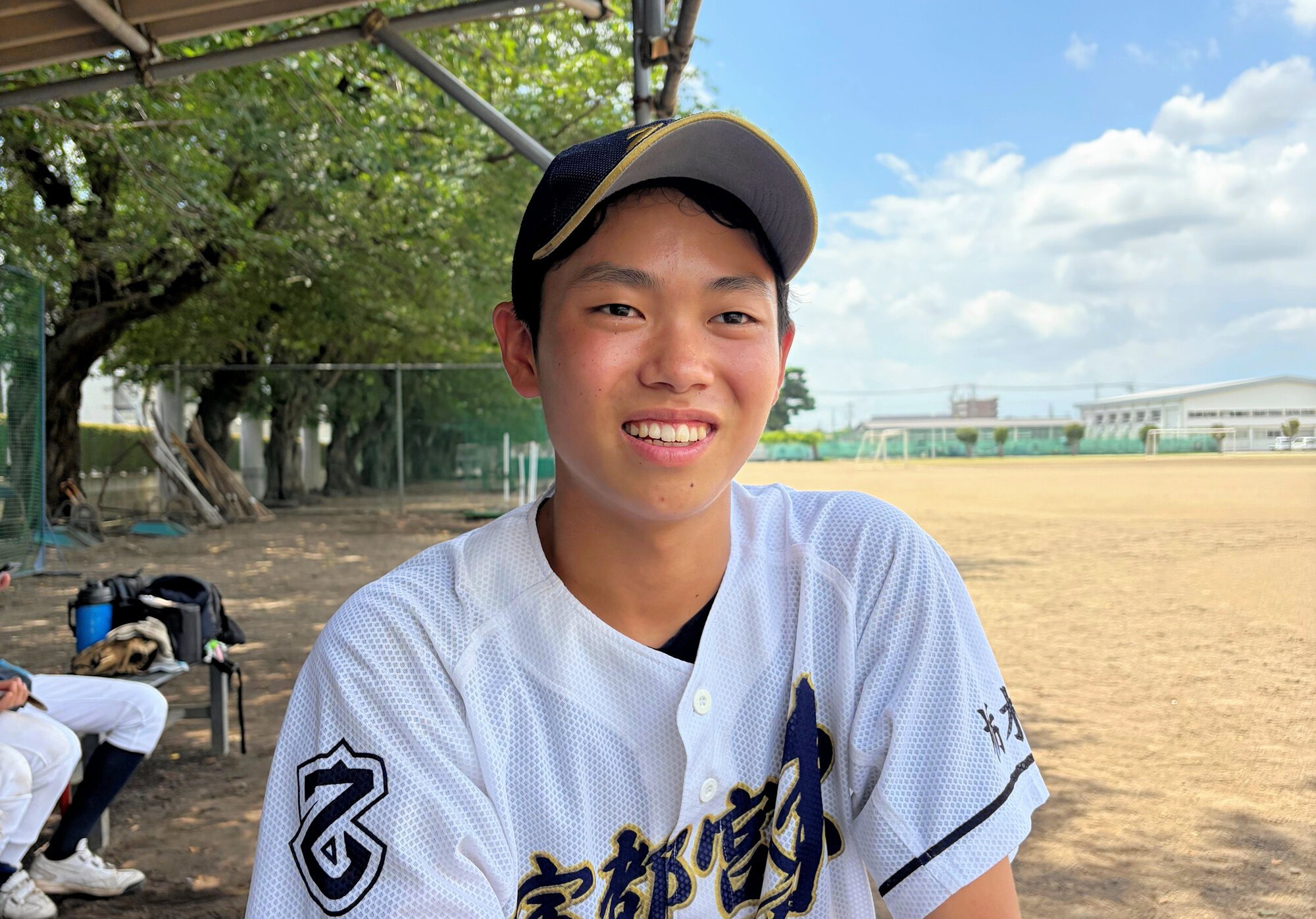 夏の大会を終え、新チームの練習を見守る半田龍之介さん=2026年7月25日、宇都宮市石井町、高橋淳撮影