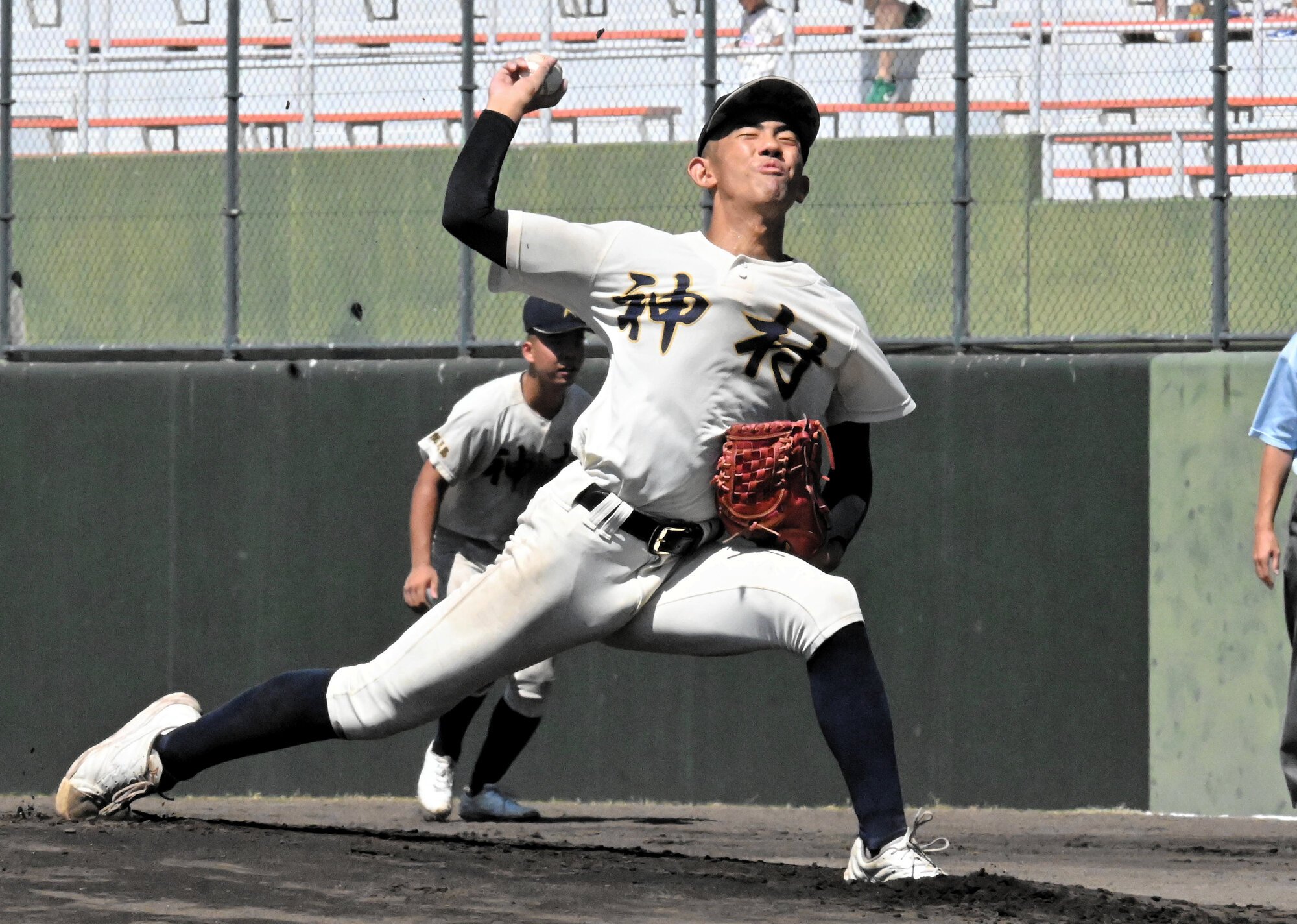 鹿児島大会で力投する神村学園の龍頭汰樹=2026年7月25日午前10時9分、平和リース、宮田富士男撮影