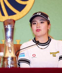 日本記者クラブで会見に臨む桑木志帆(撮影･鈴木正人)