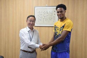 母校を訪問した中島佑気ジョセフ(右)と神杉旨宣校長