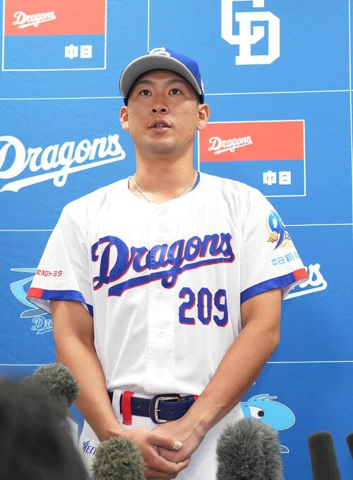 福元悠真は支配下登録され会見で取材に応じる(撮影･森本幸一)