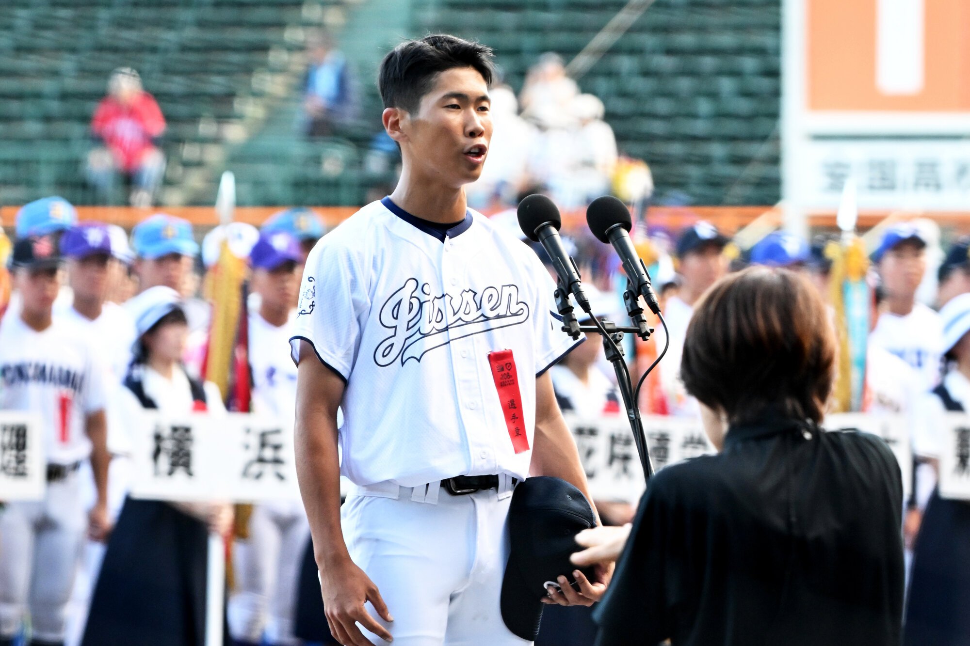 第108回全国高校野球選手権大会の開会式で選手宣誓する矢沢陵磨主将=滝沢美穂子撮影