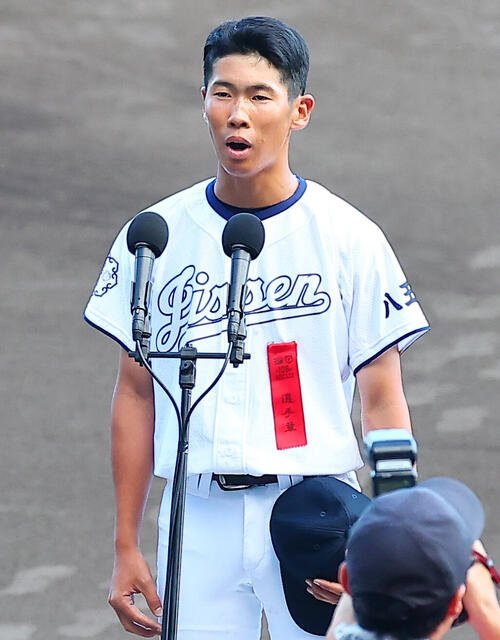 選手宣誓を行う八王子実践･矢沢陵磨主将(撮影･野上伸悟)
