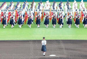 開会式で選手を先導する都立三田の山田優菜マネジャー(撮影･野上伸悟)