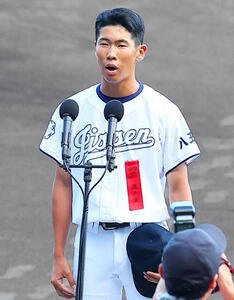 選手宣誓を行う八王子実践･矢沢陵磨主将(撮影･野上伸悟)