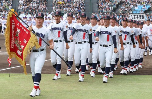 開会式で行進する横浜の選手たち(撮影･前田充)