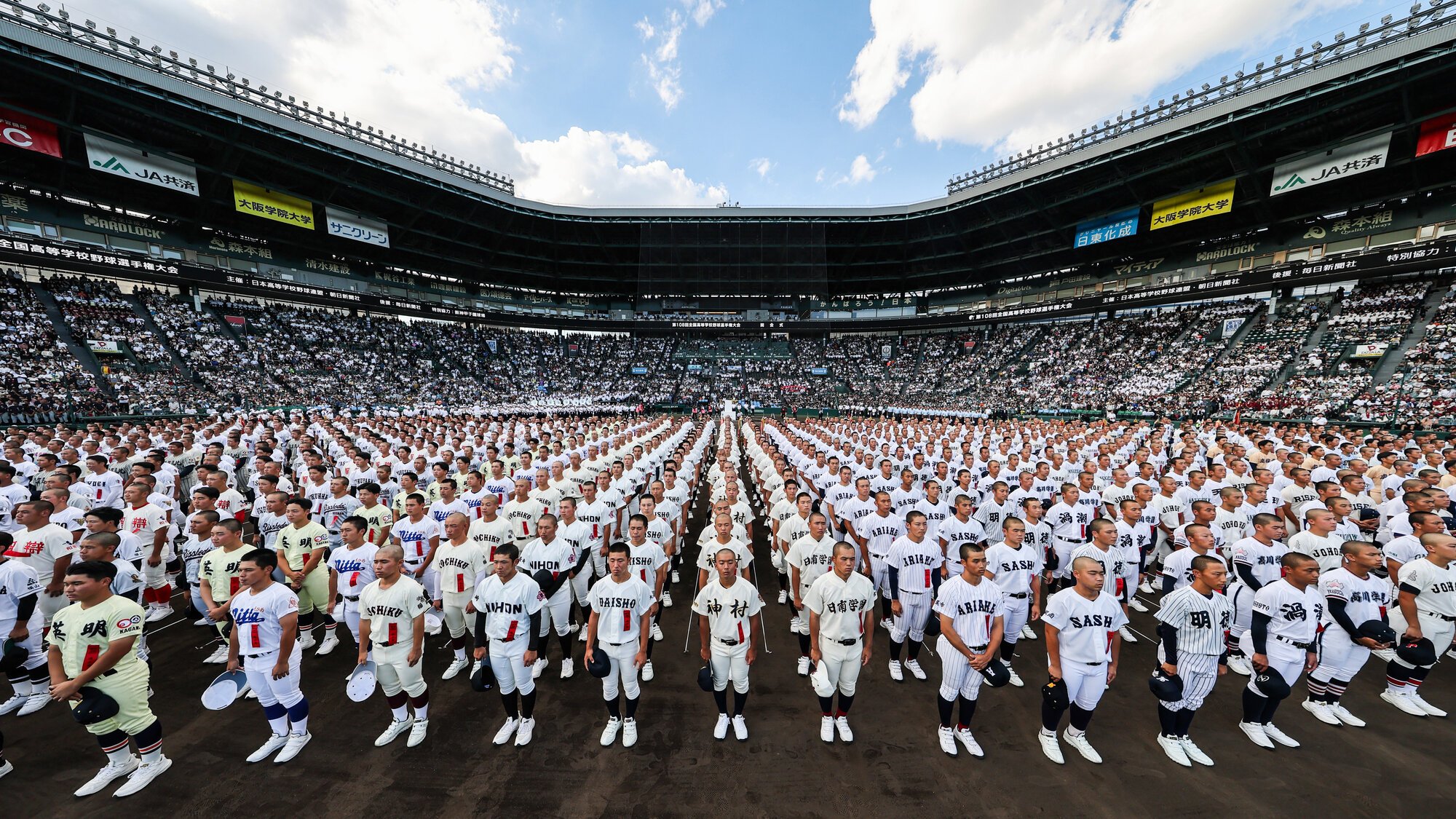第108回全国高校野球選手権大会の開会式で整列する各校の選手たち=2026年8月5日、阪神甲子園球場、藤原伸雄撮影