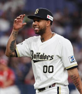 オリックス対楽天　5回表を投げ終え、笑顔でベンチに戻るオリックス先発のアンダーソン･エスピノーザ(撮影･西尾就之)