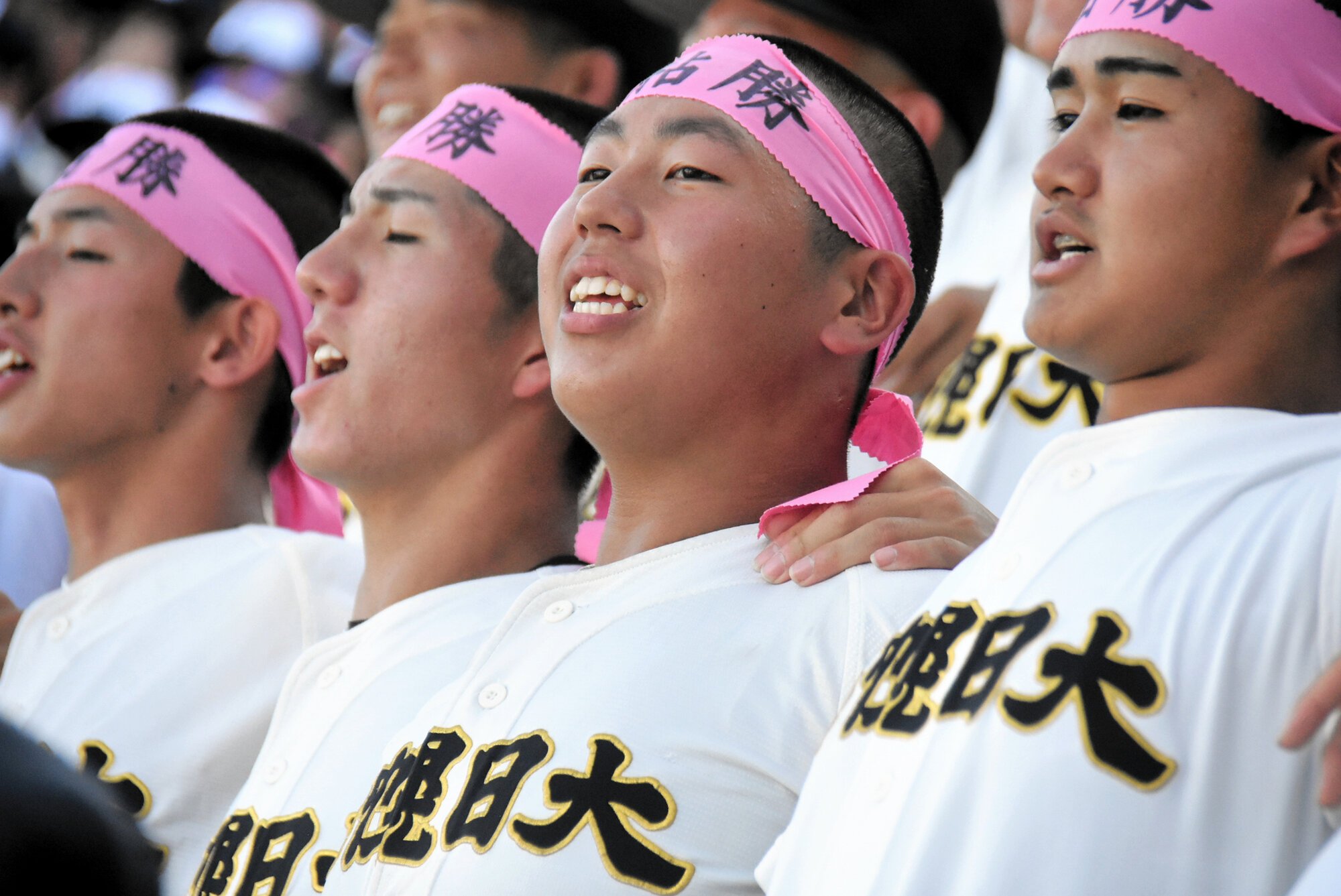 仲間と肩を組み応援する札幌日大の新保将理(右から2人目)=2026年8月5日、阪神甲子園球場