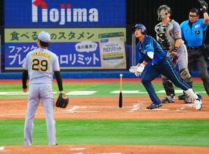 DeNA対阪神　2回裏DeNA1死一塁、2点本塁打を放つ宮下朝陽。投手高橋遥人(撮影･垰建太)