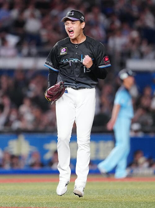 ロッテ対西武　6回表西武2死一、二塁、タイラー･ネビンを中飛に仕留め、雄たけびを上げる毛利海大(撮影･鈴木みどり)